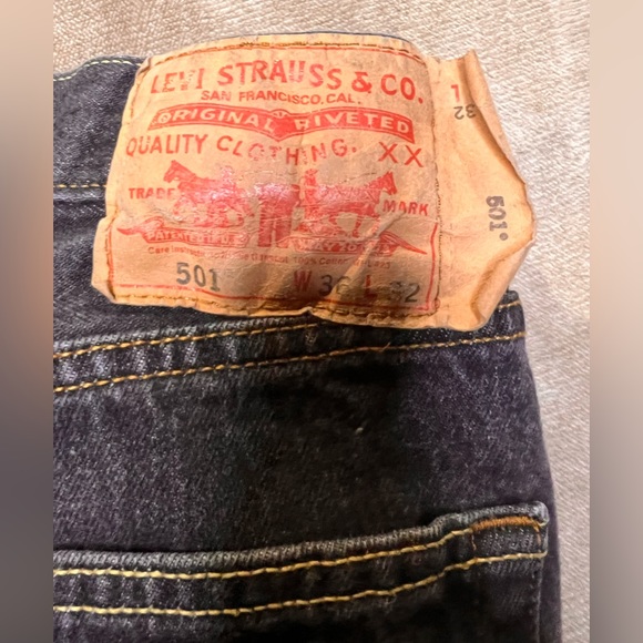 Classic Levi’s 501 Jeans in Black - Picture 4 of 4